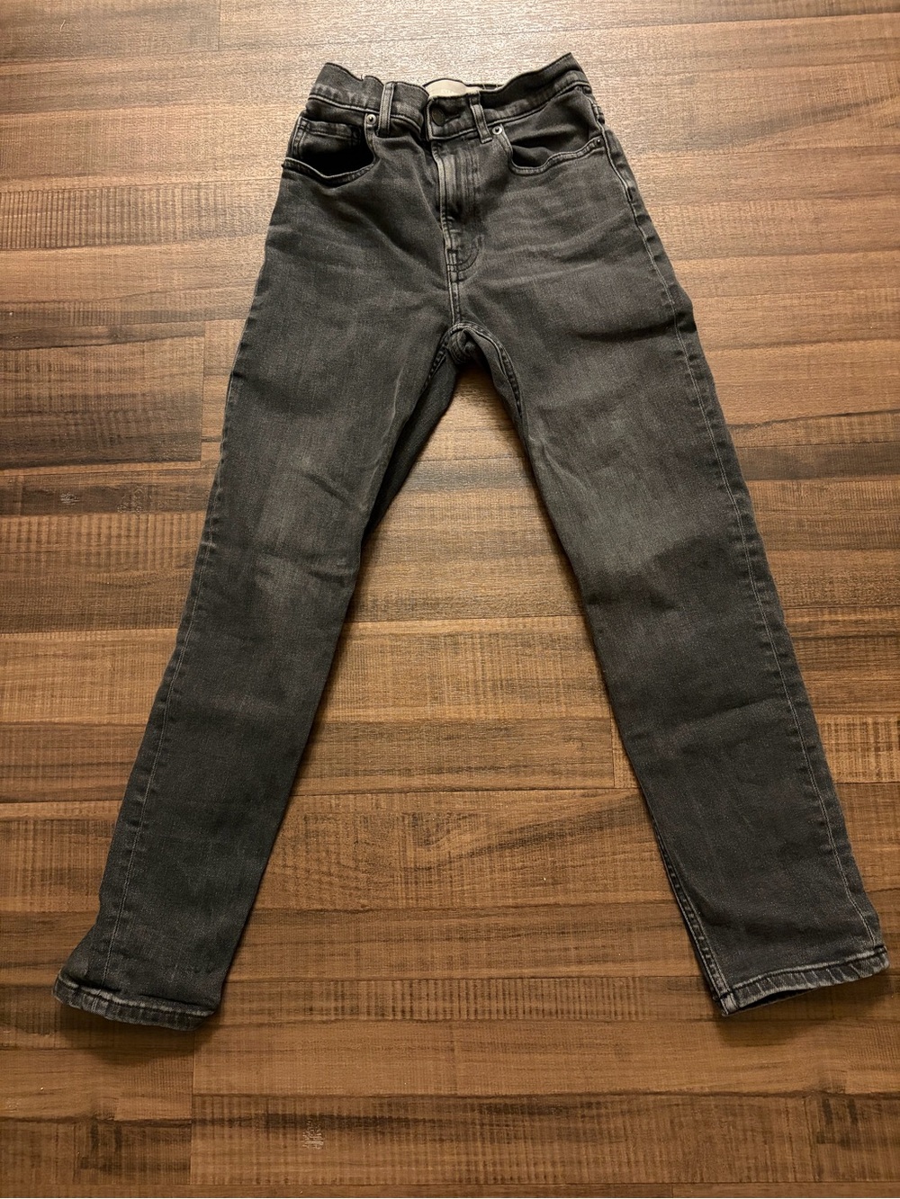 The Everlane Japanese Denim Cheeky Jean (Ankle) in Washed Black